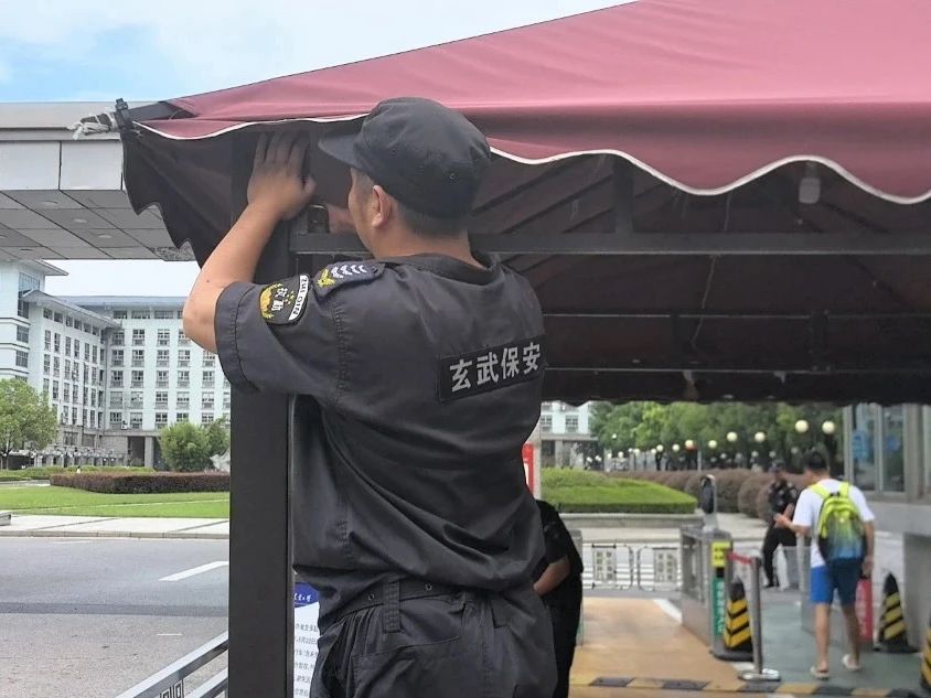 C:/Users/Administrator/Desktop/臺風“貝碧嘉”來襲，南京保安積極應對，“守”護萬家團圓！/6.jpg6