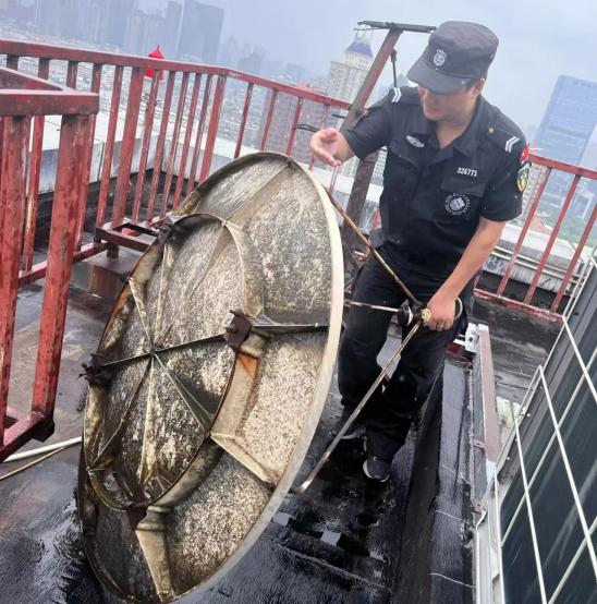 C:/Users/BA/Desktop/風(fēng)雨過后南京保安迅速行動，恢復(fù)安“寧”面貌/11.jpg11