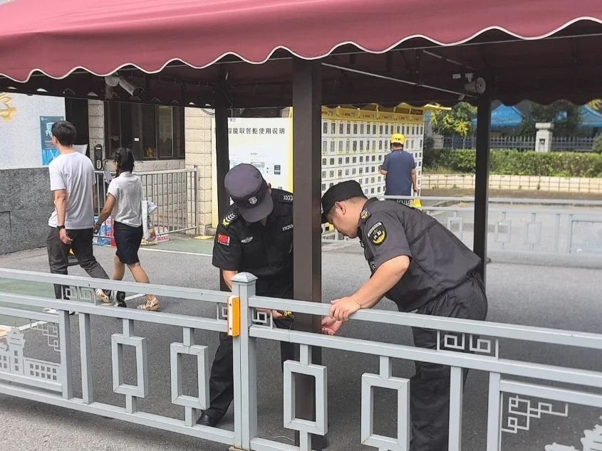 C:/Users/Administrator/Desktop/臺風“貝碧嘉”來襲，南京保安積極應對，“守”護萬家團圓！/4.jpg4