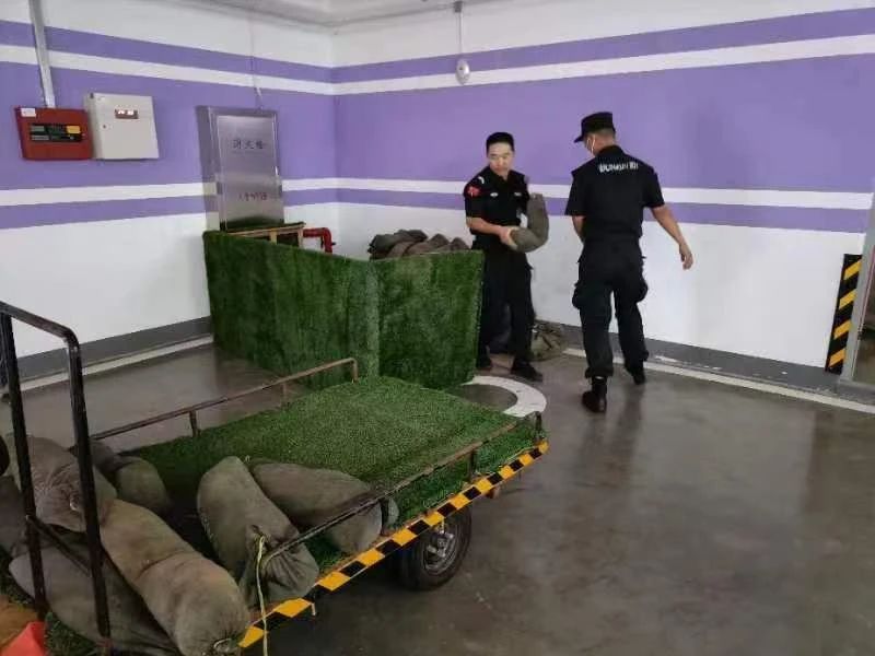 C:/Users/Administrator/Desktop/臺風“貝碧嘉”來襲，南京保安積極應對，“守”護萬家團圓！/5.jpg5