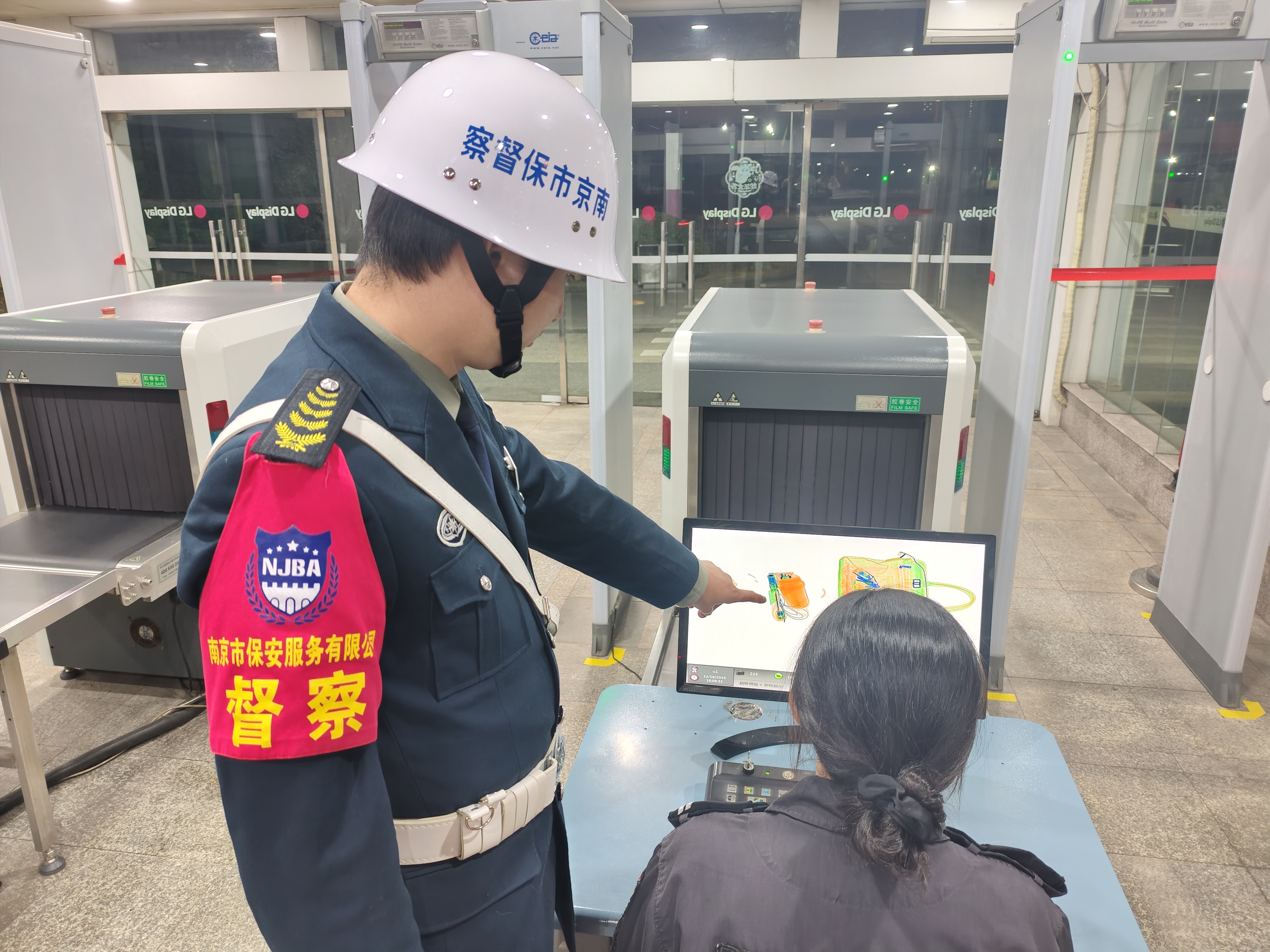 E:/25.12.10后 上傳網站留存/筑牢安全防線 護航平安元旦——南京市保安服務有限公司召開元旦節(jié)前安全生產專題部署會議/98725a32a56435f22053d20261389111.jpg98725a32a56435f22053d20261389111