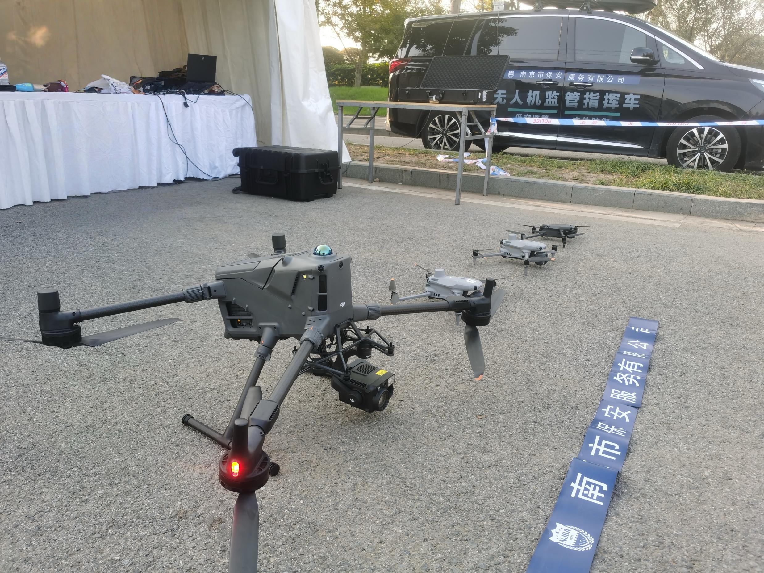 E:/25.12.10后 上傳網(wǎng)站留存/【回首2025】南京保安“五新”答卷迎接“十五五”/回首2025照片/07 無人機(jī)-大活現(xiàn)場.jpg07 無人機(jī)-大活現(xiàn)場